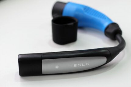 Адаптер Tesla US към Тип 2 — 32 A / 7,4 kW, монофазен, черен